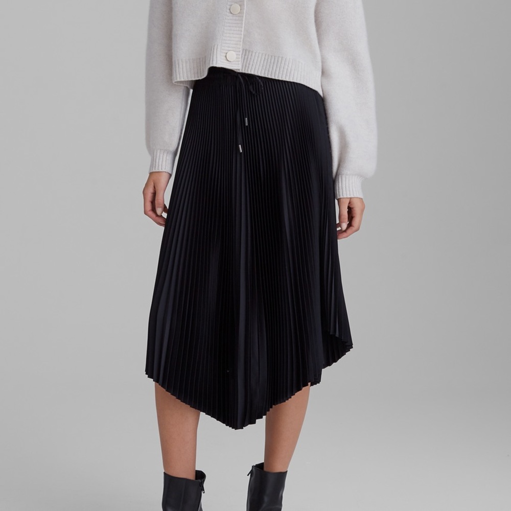 SOLD 🔴 Club Monaco pleated scoop hem skirt 🖤